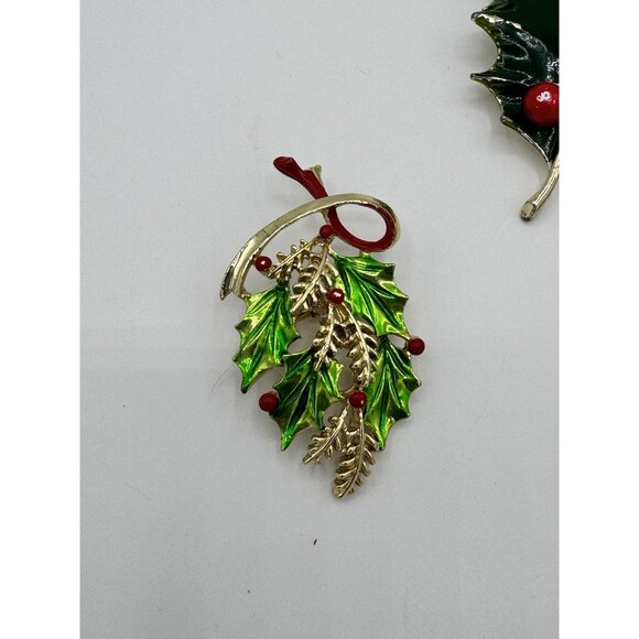 Set of 2 Vintage Gerry’s Christmas Brooches – Gold Tone Holly Leaf & Candle Pins - Picture 2 of 4